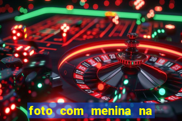 foto com menina na cama fake